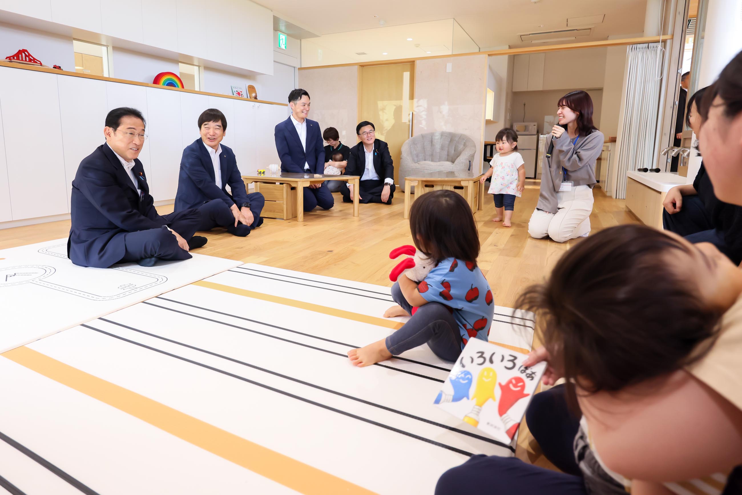 岸田首相视察一家生产电子零部件的企业7