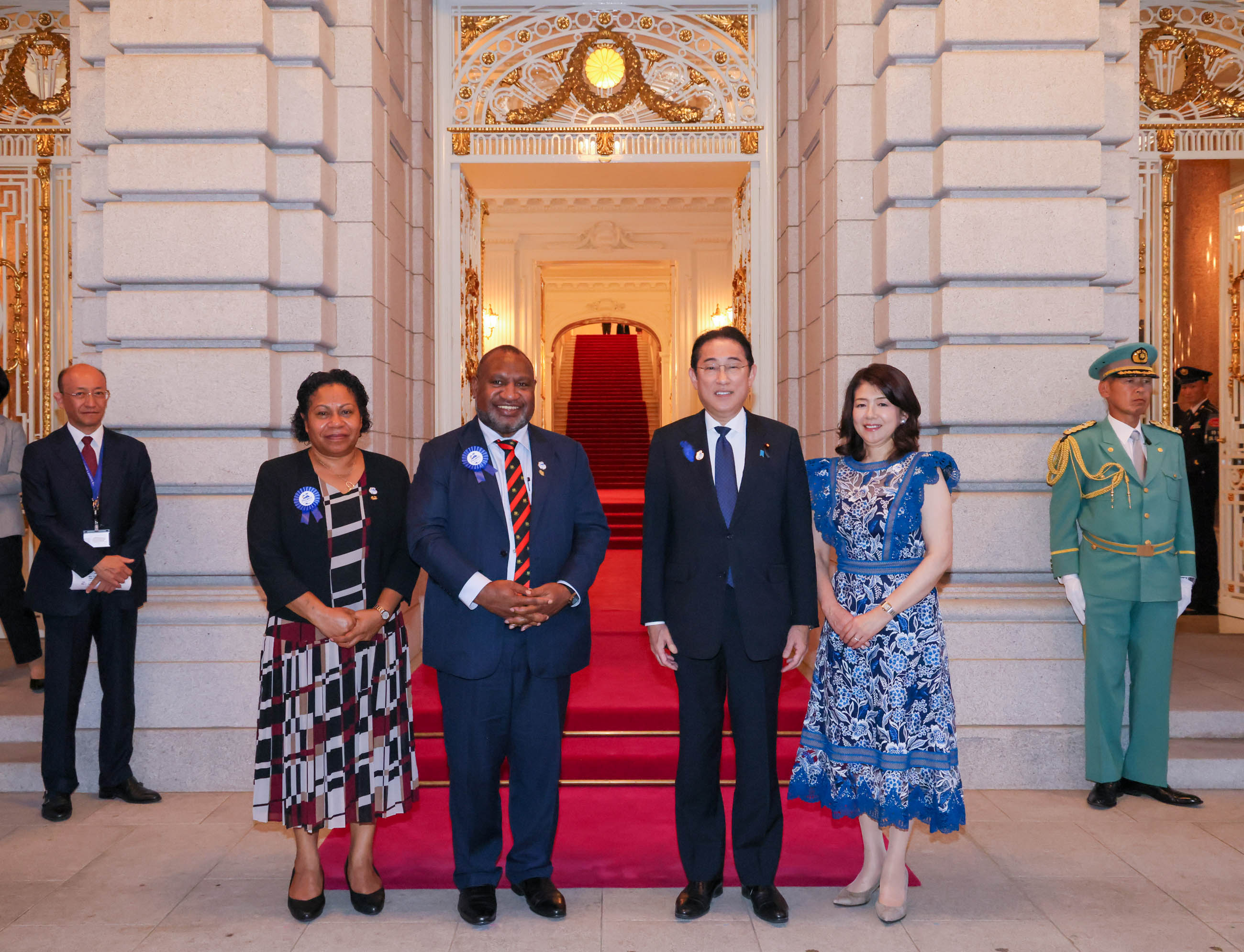岸田首相迎接巴布亚新几内亚总理夫妇