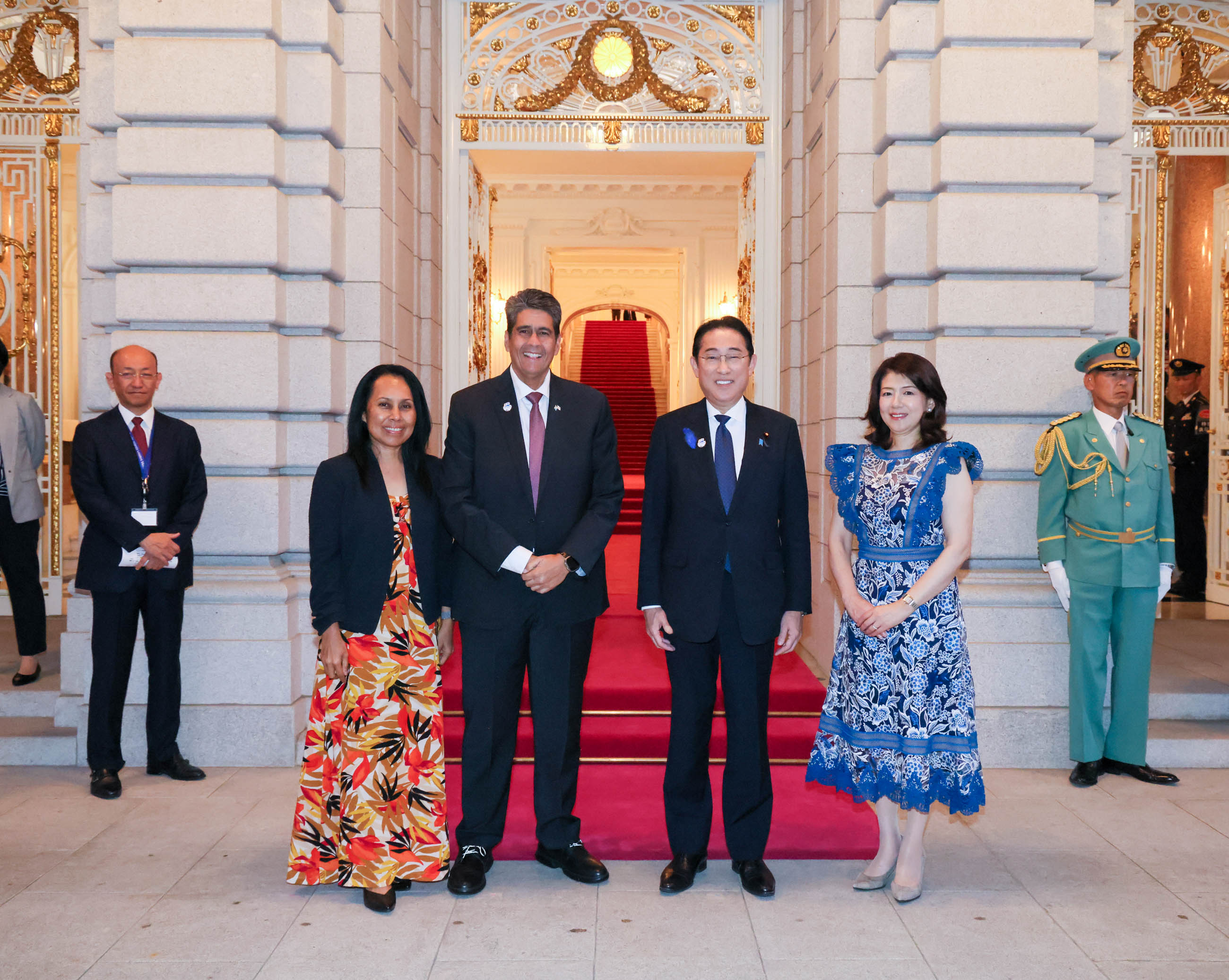 岸田首相迎接帕劳总统夫妇