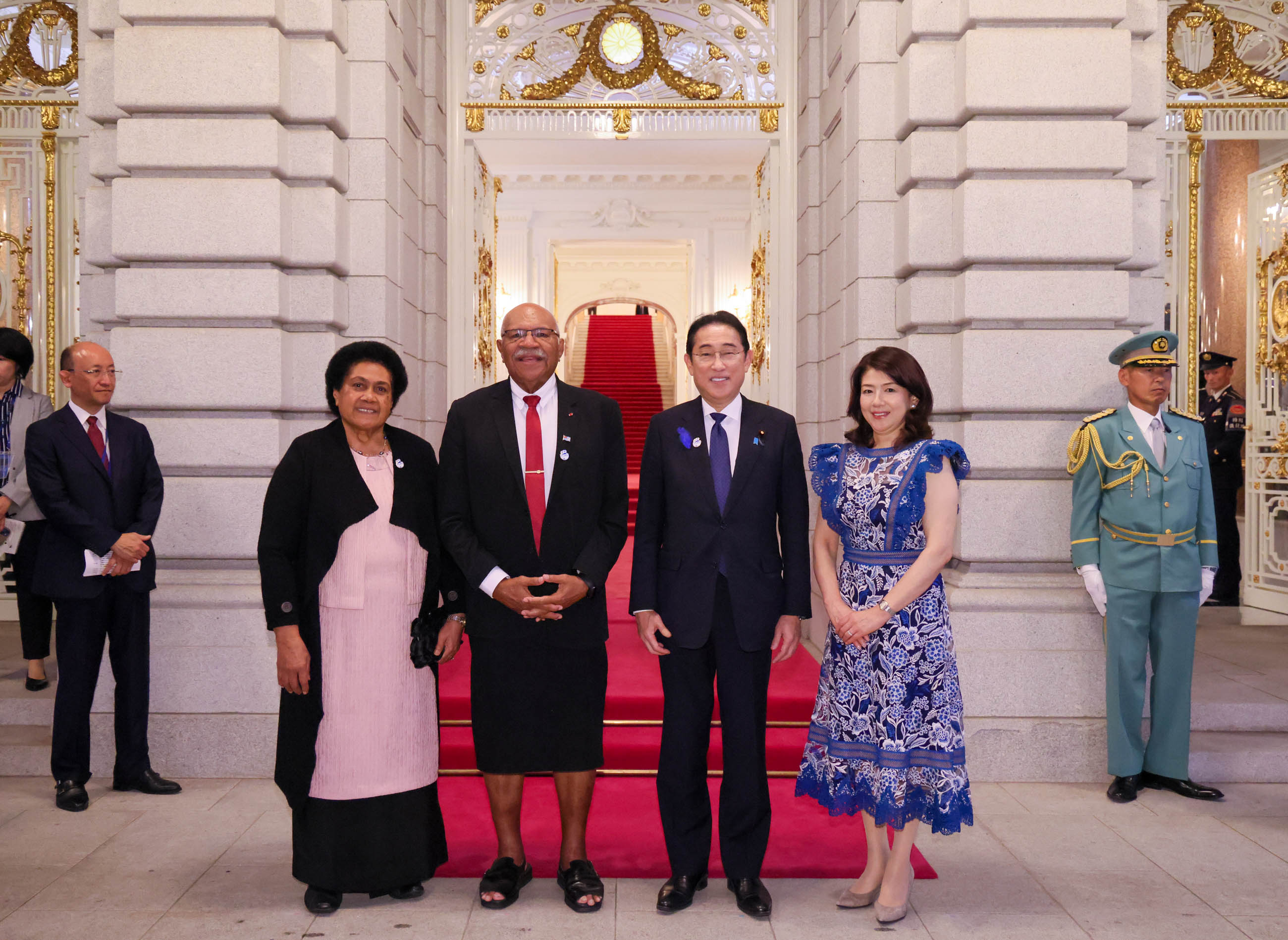 岸田首相迎接斐济总理夫妇