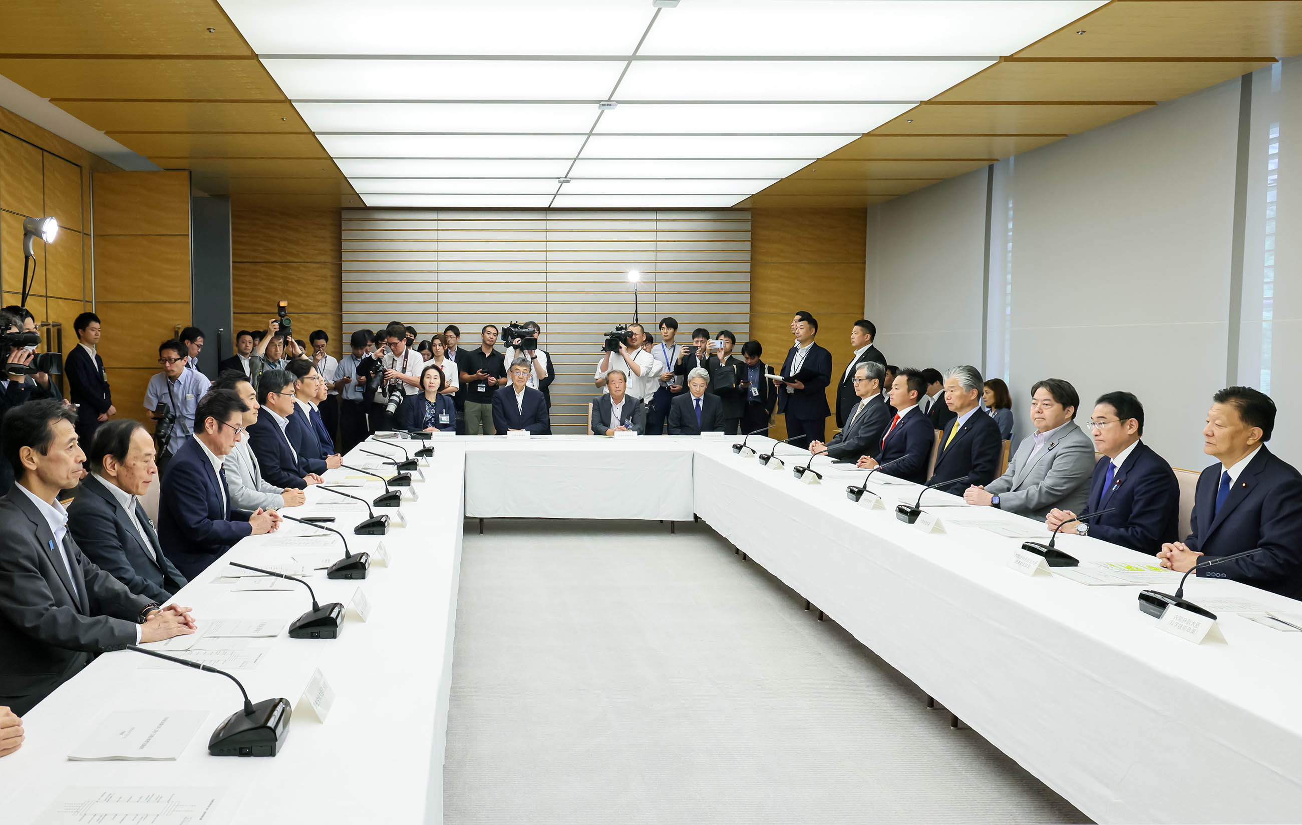 岸田首相出席会议2