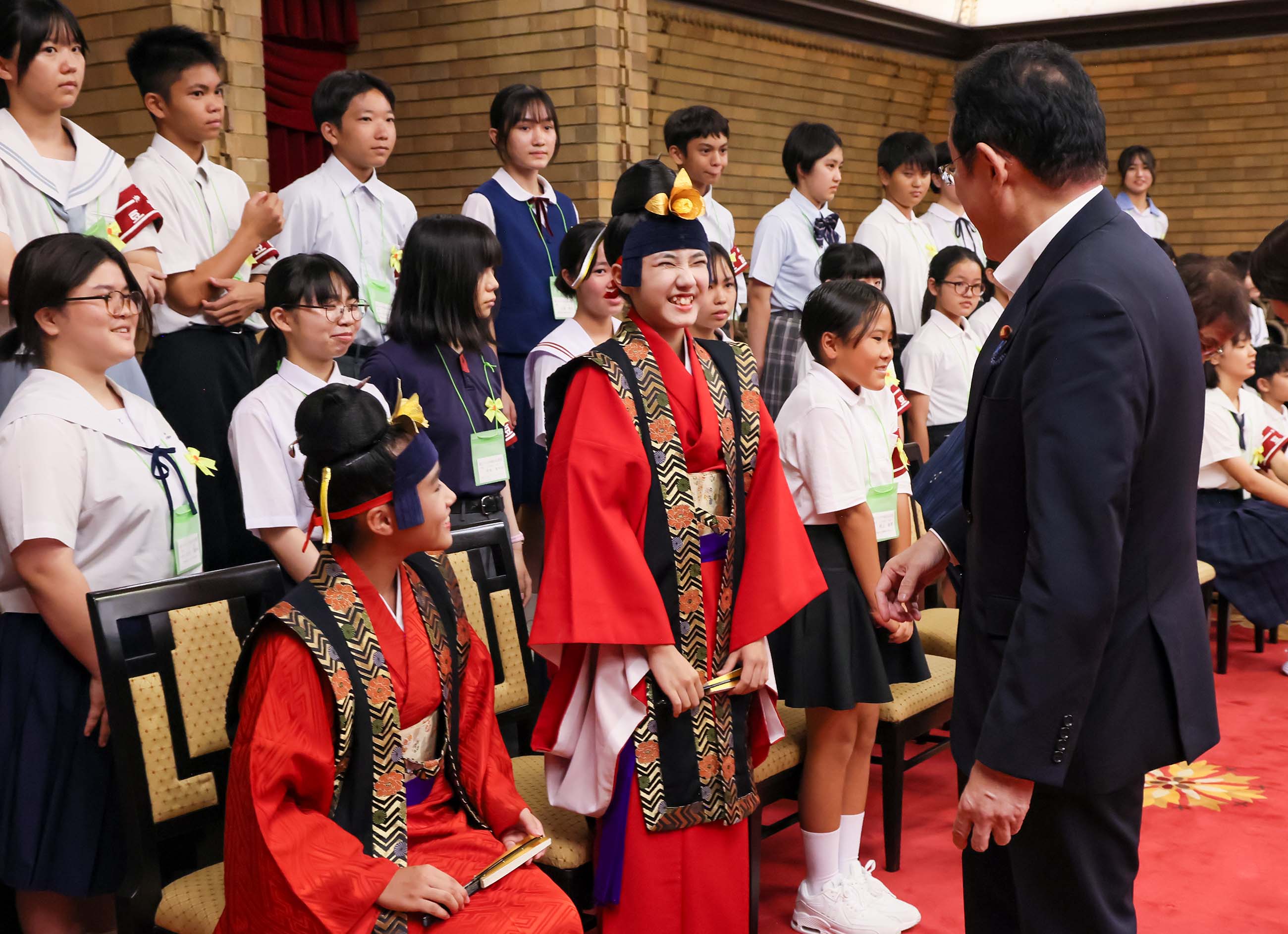 岸田首相接受拜会8