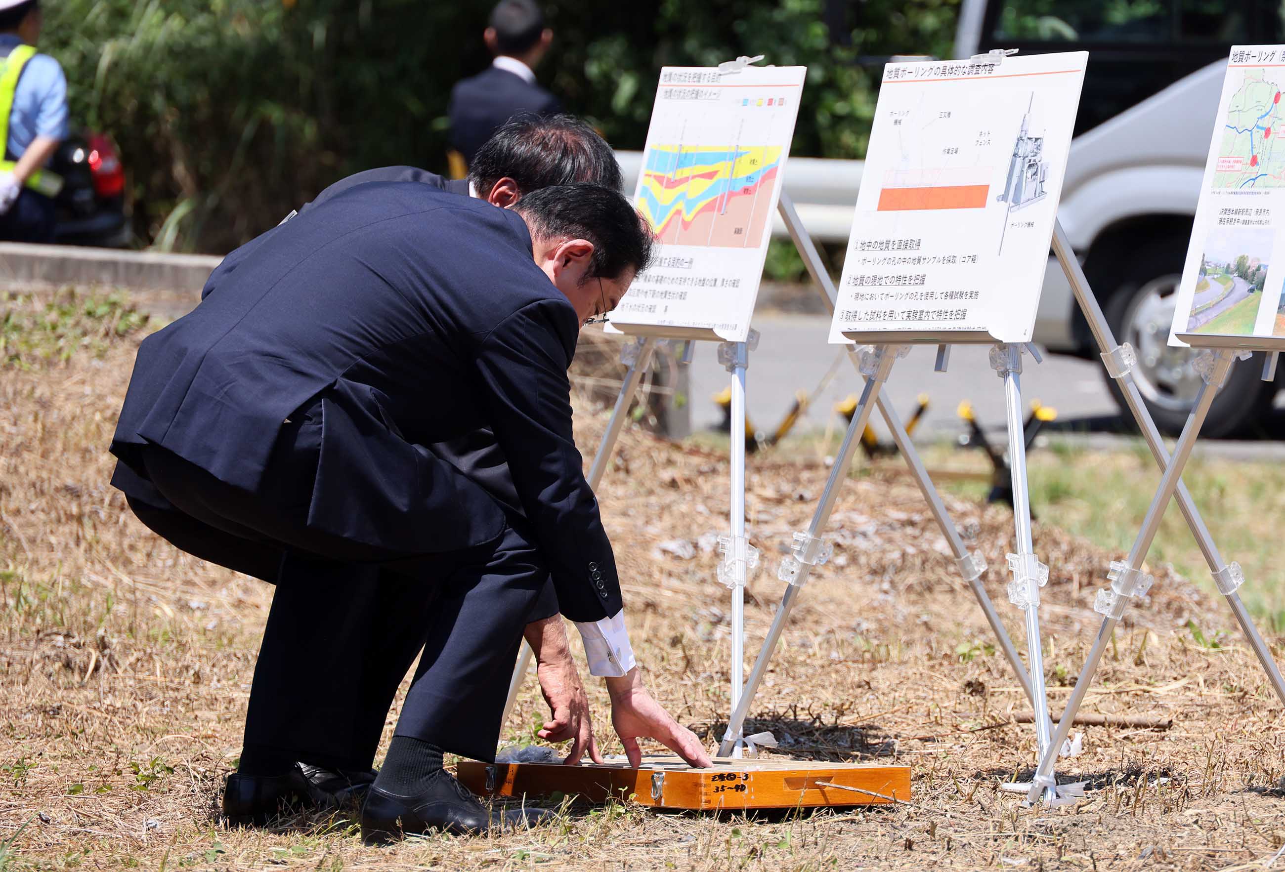 岸田首相视察磁悬浮中央新干线的地质钻探现场4