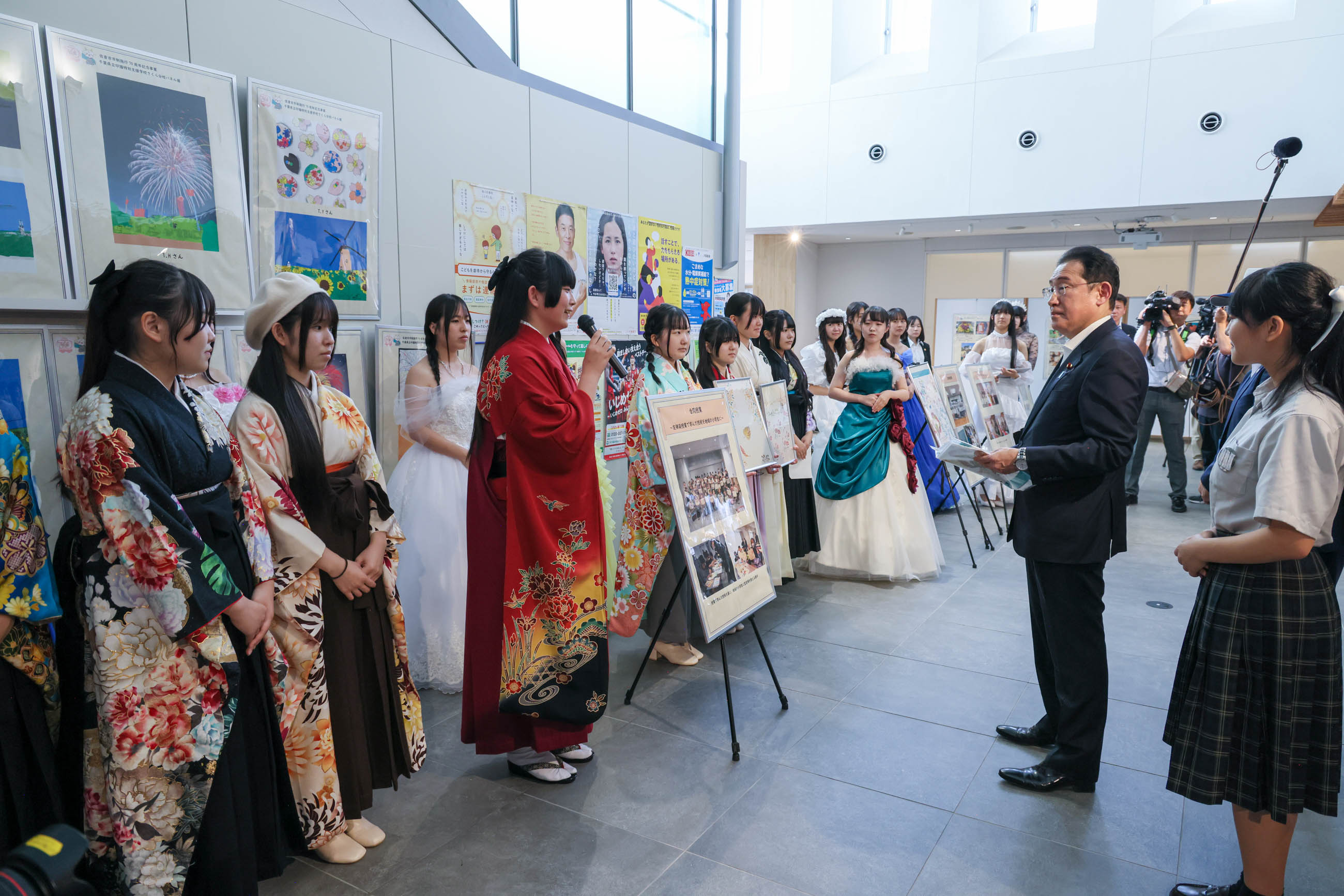 岸田首相在“梦Sakura馆”与高中生展开交流4