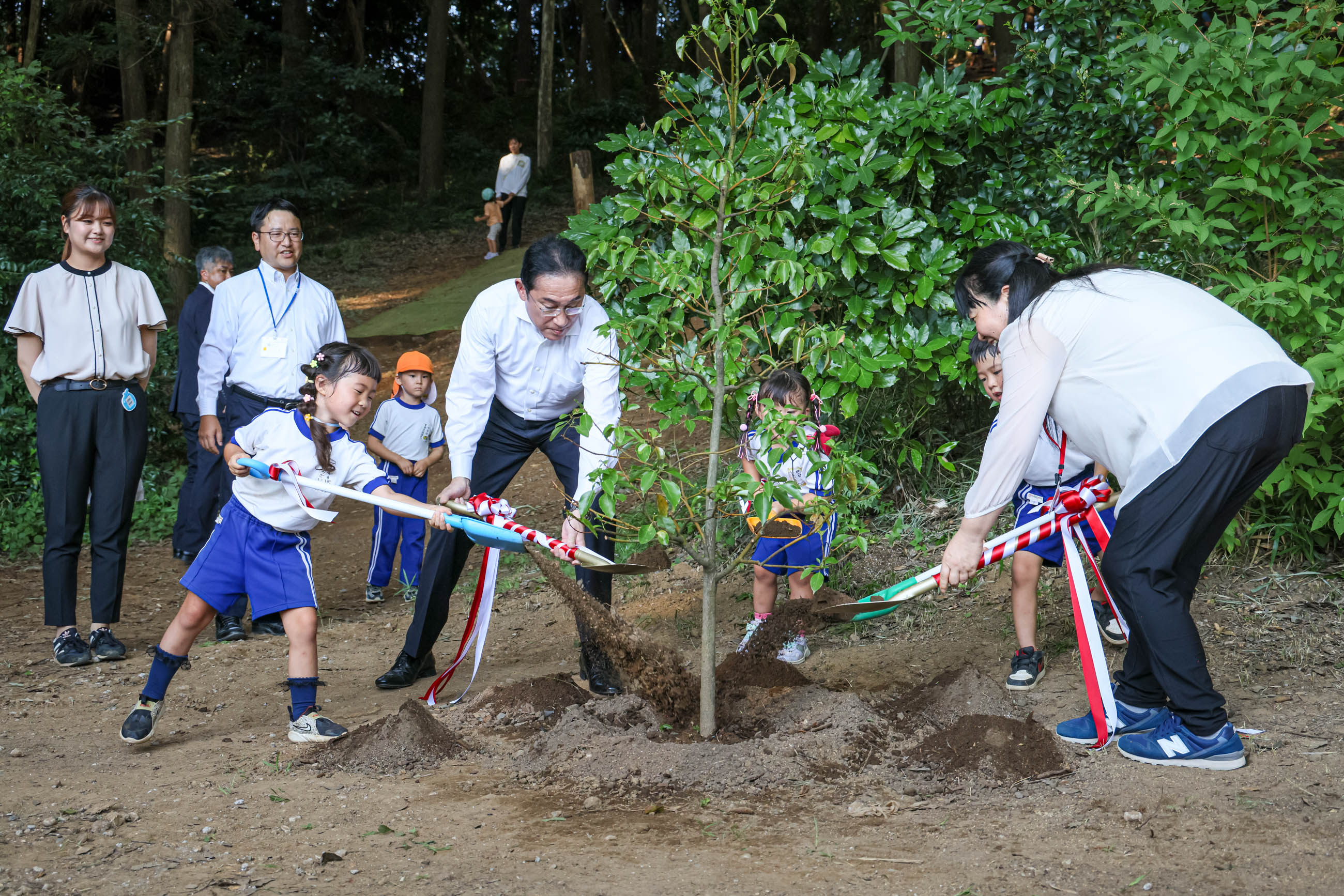 岸田首相在千成幼儿园进行植树1