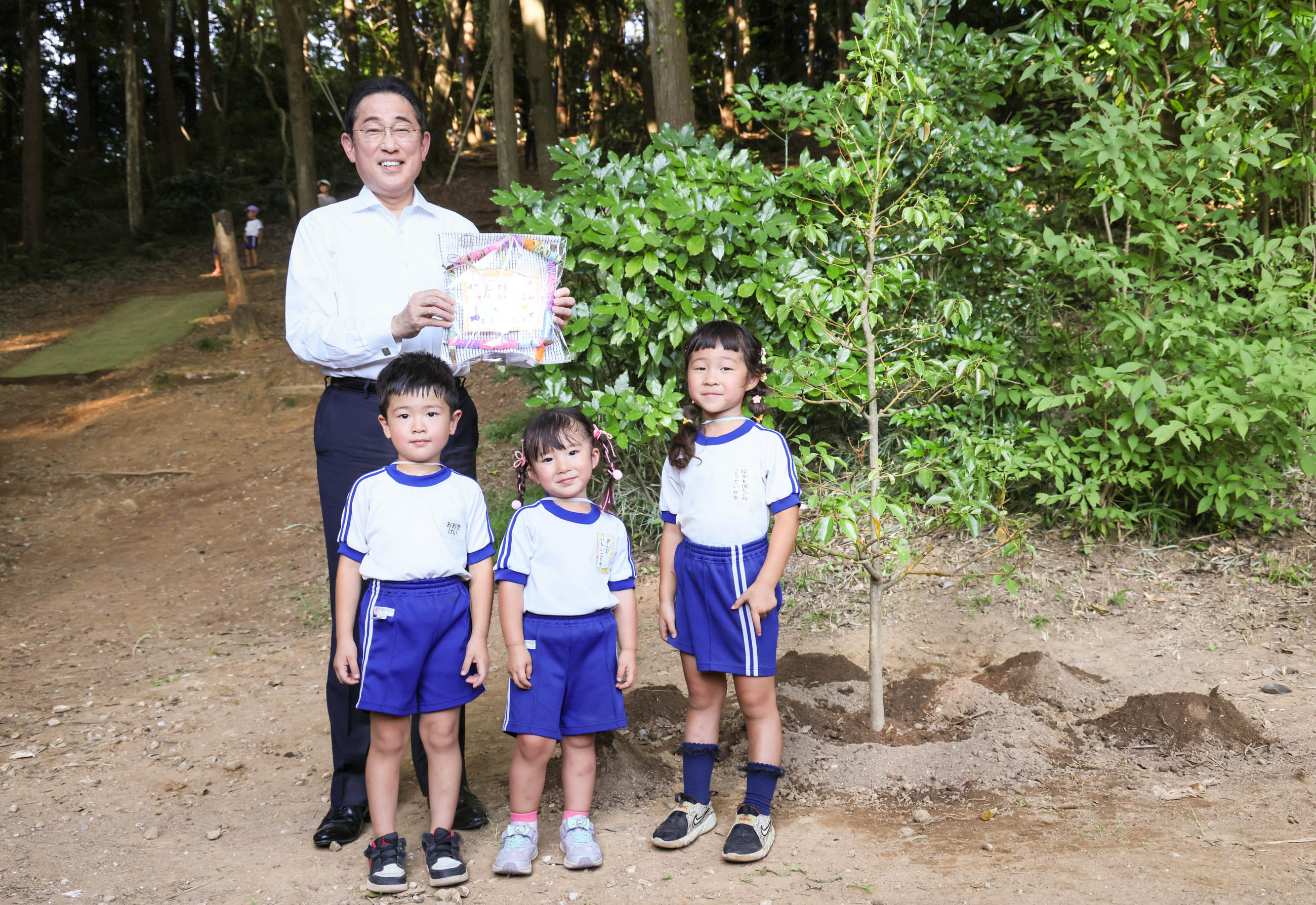 岸田首相在千成幼儿园进行植树2