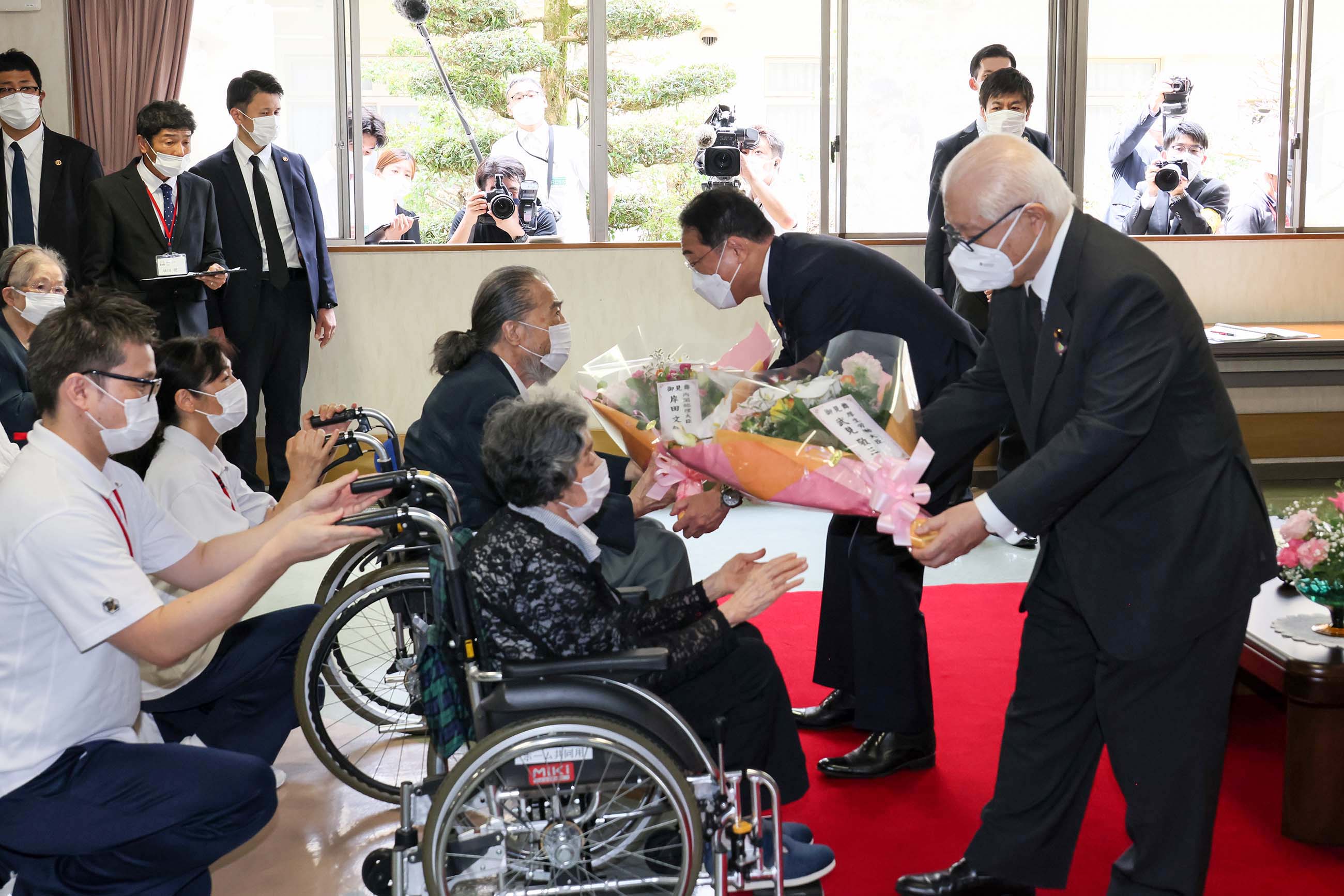 岸田首相慰问核爆疗养设施的入住人员3