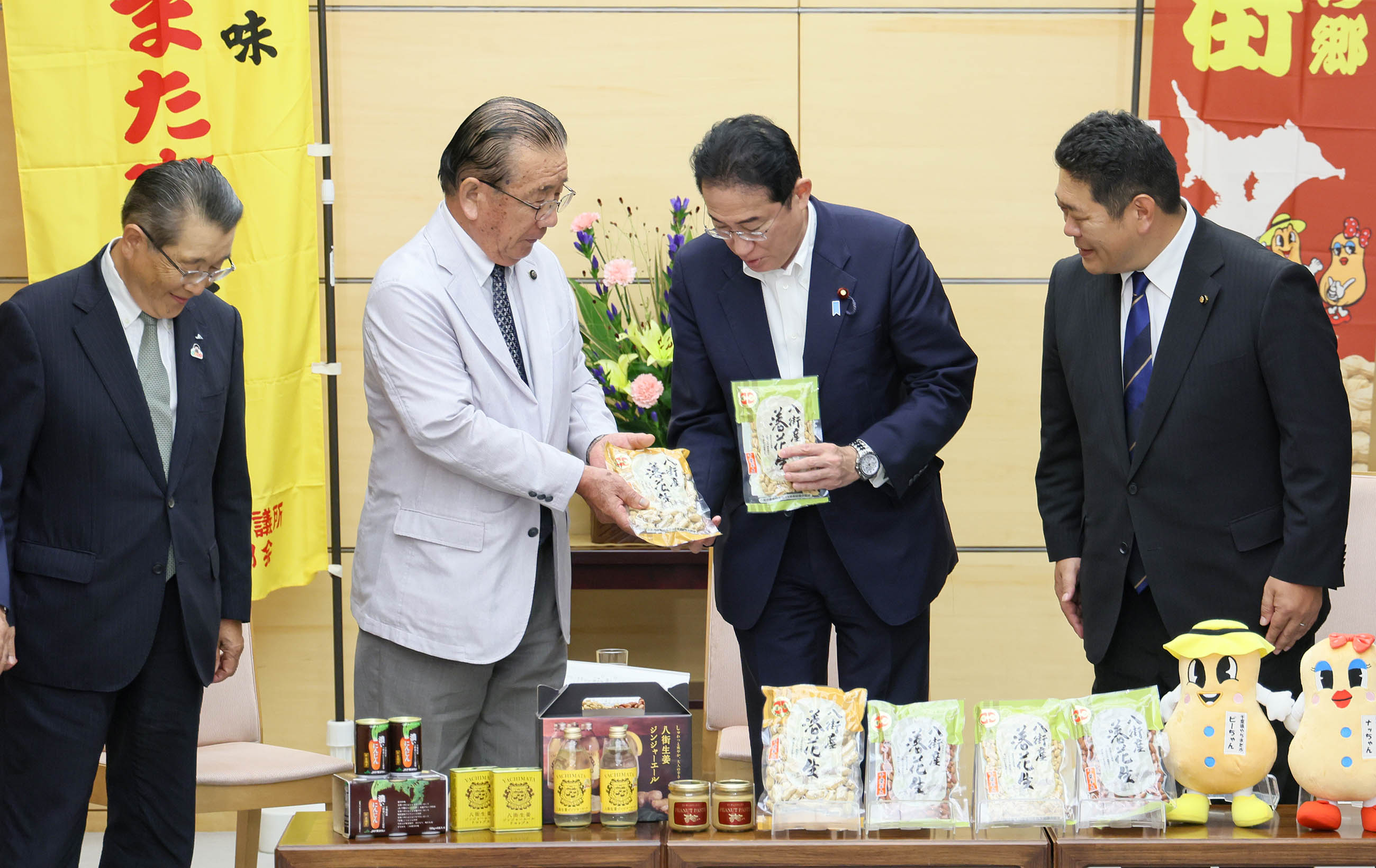 岸田首相接受赠送2