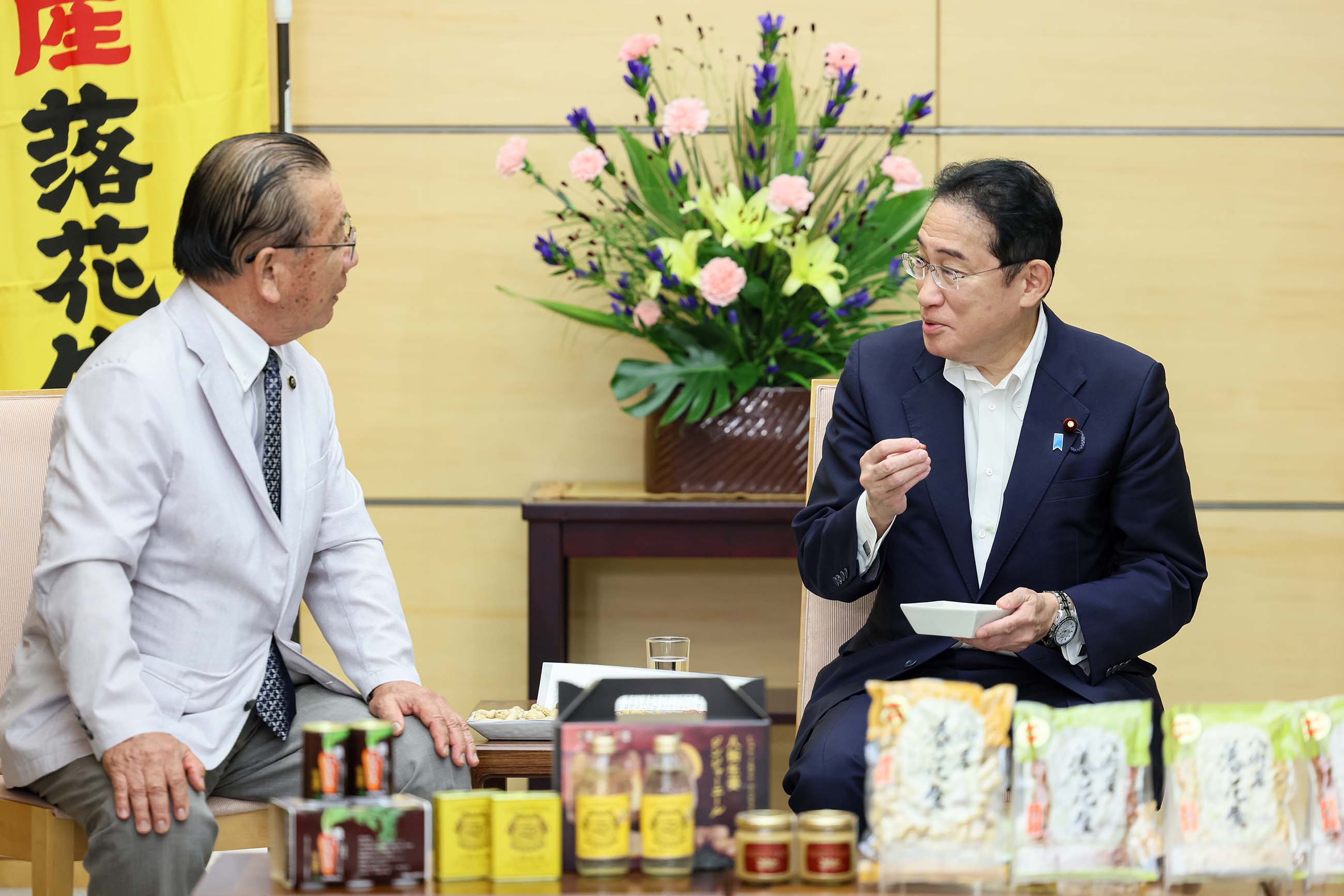 岸田首相接受赠送5