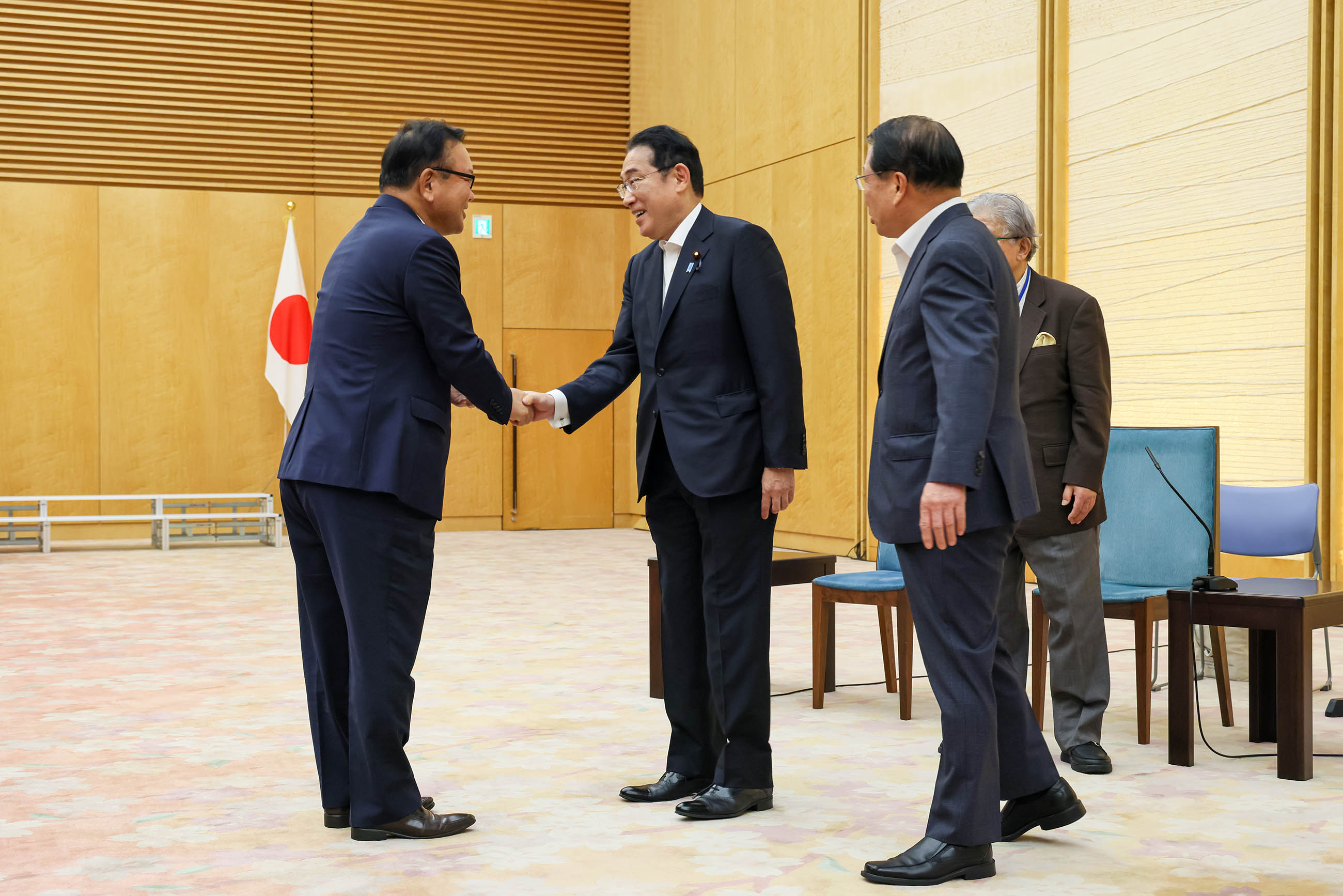 岸田首相接受拜会2