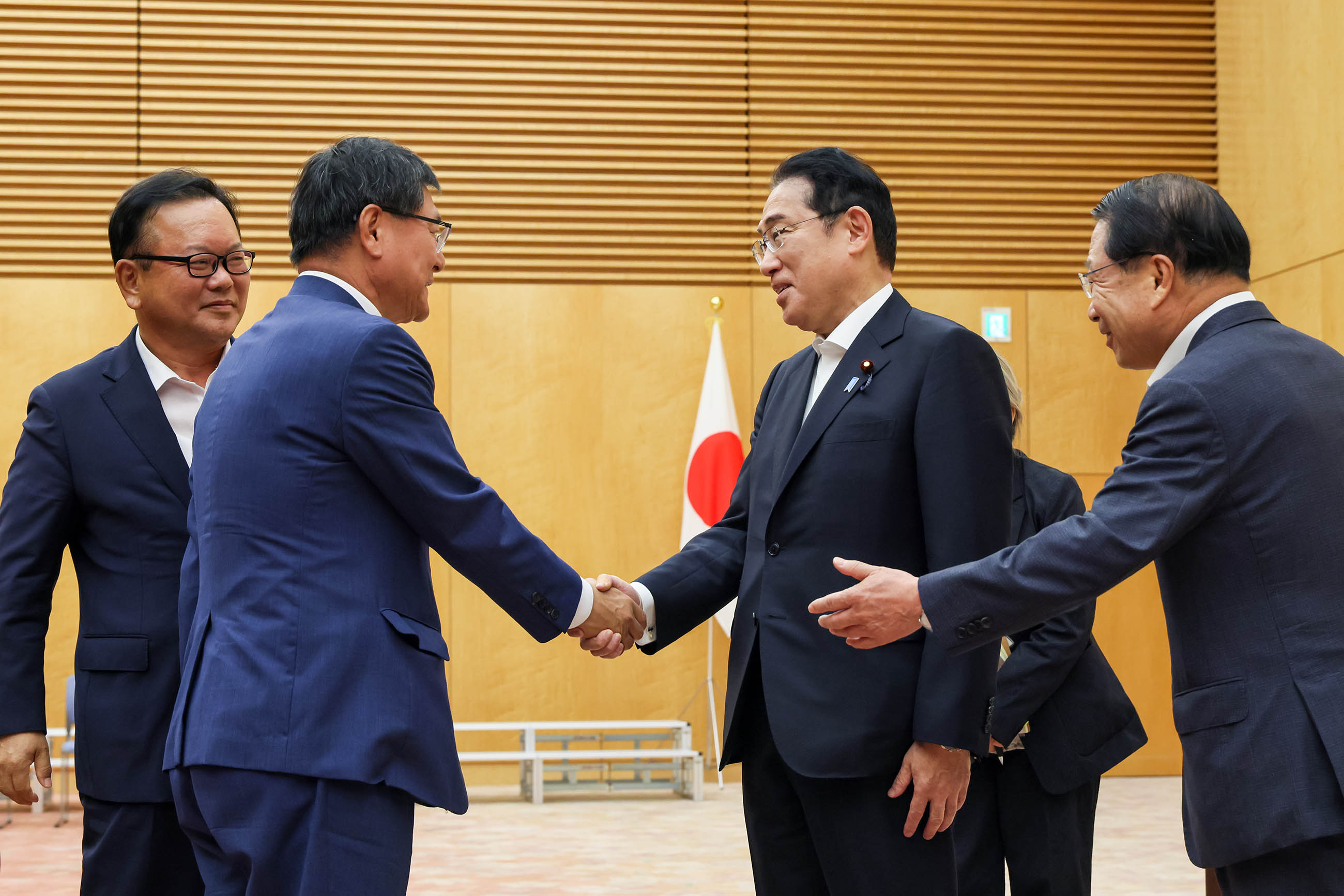 岸田首相接受拜会3