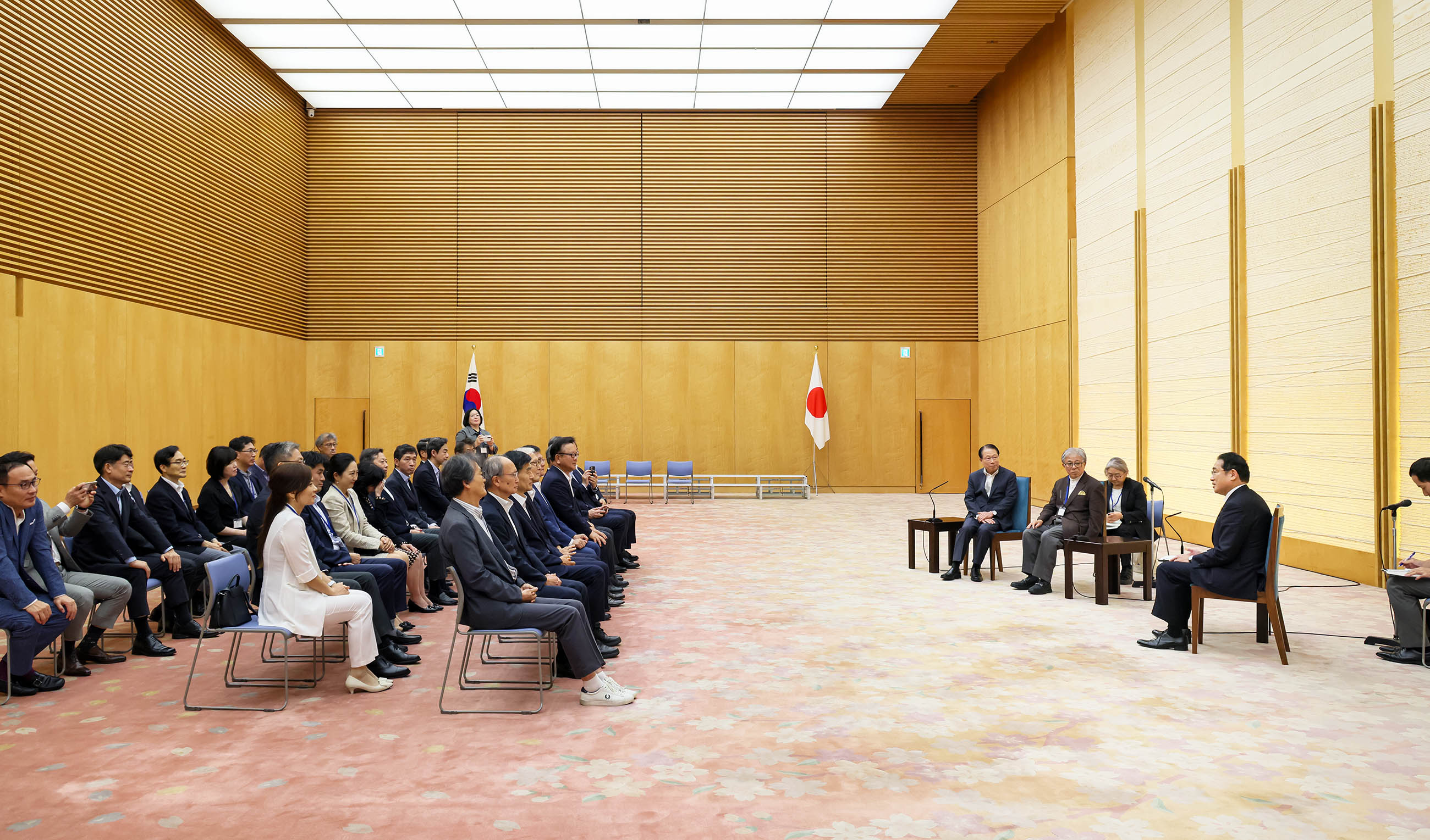 岸田首相接受拜会4