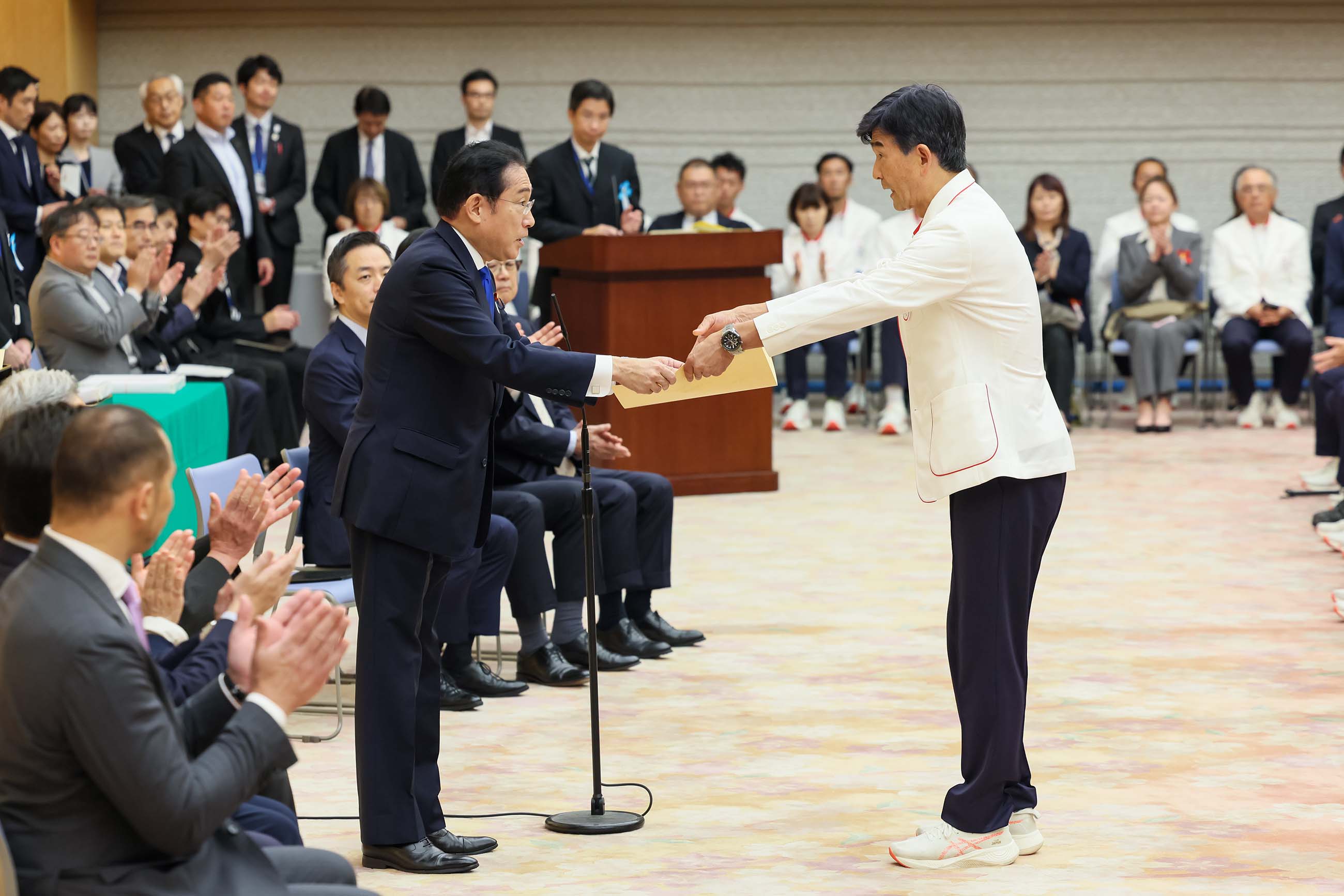 岸田首相颁发感谢状1