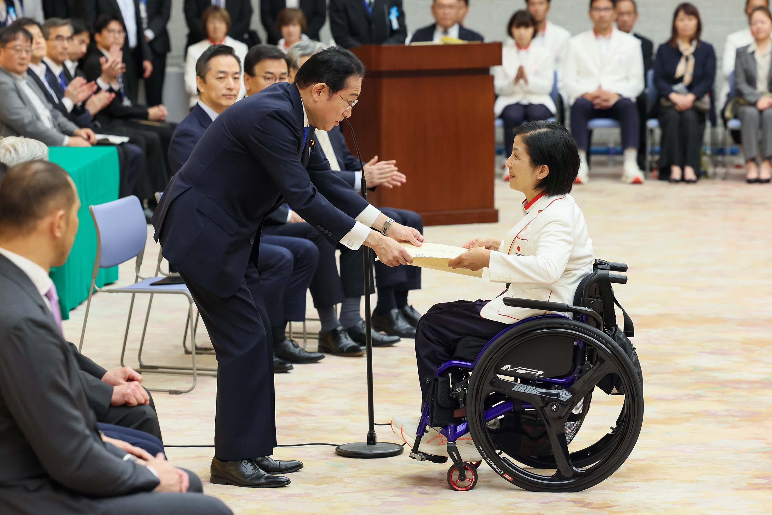 岸田首相颁发感谢状2