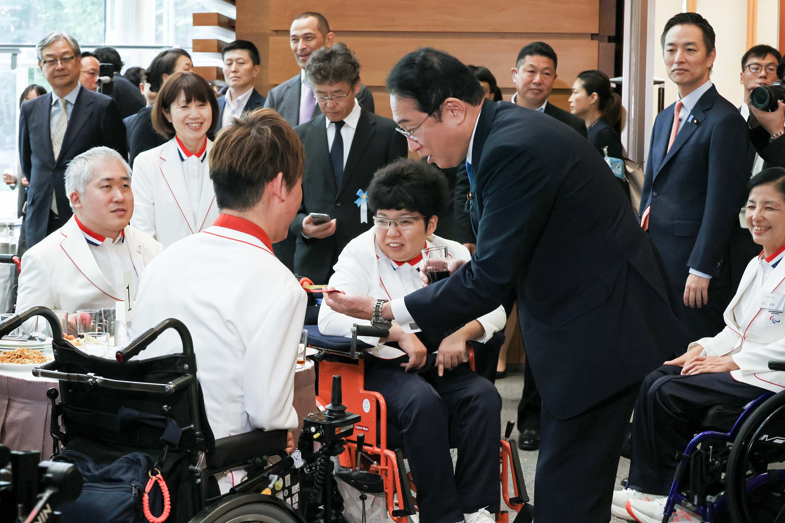 岸田首相与代表团交流1