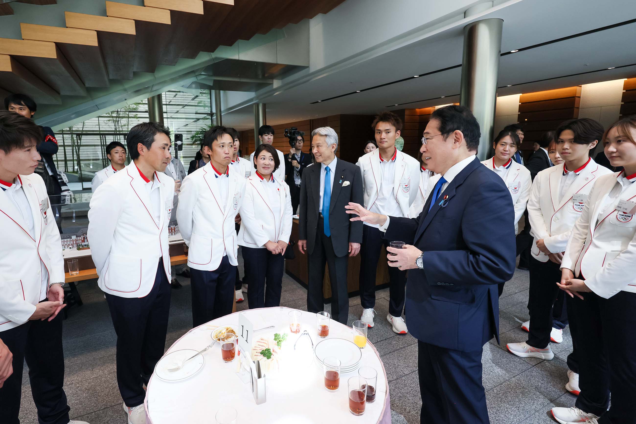 岸田首相与代表团交流14