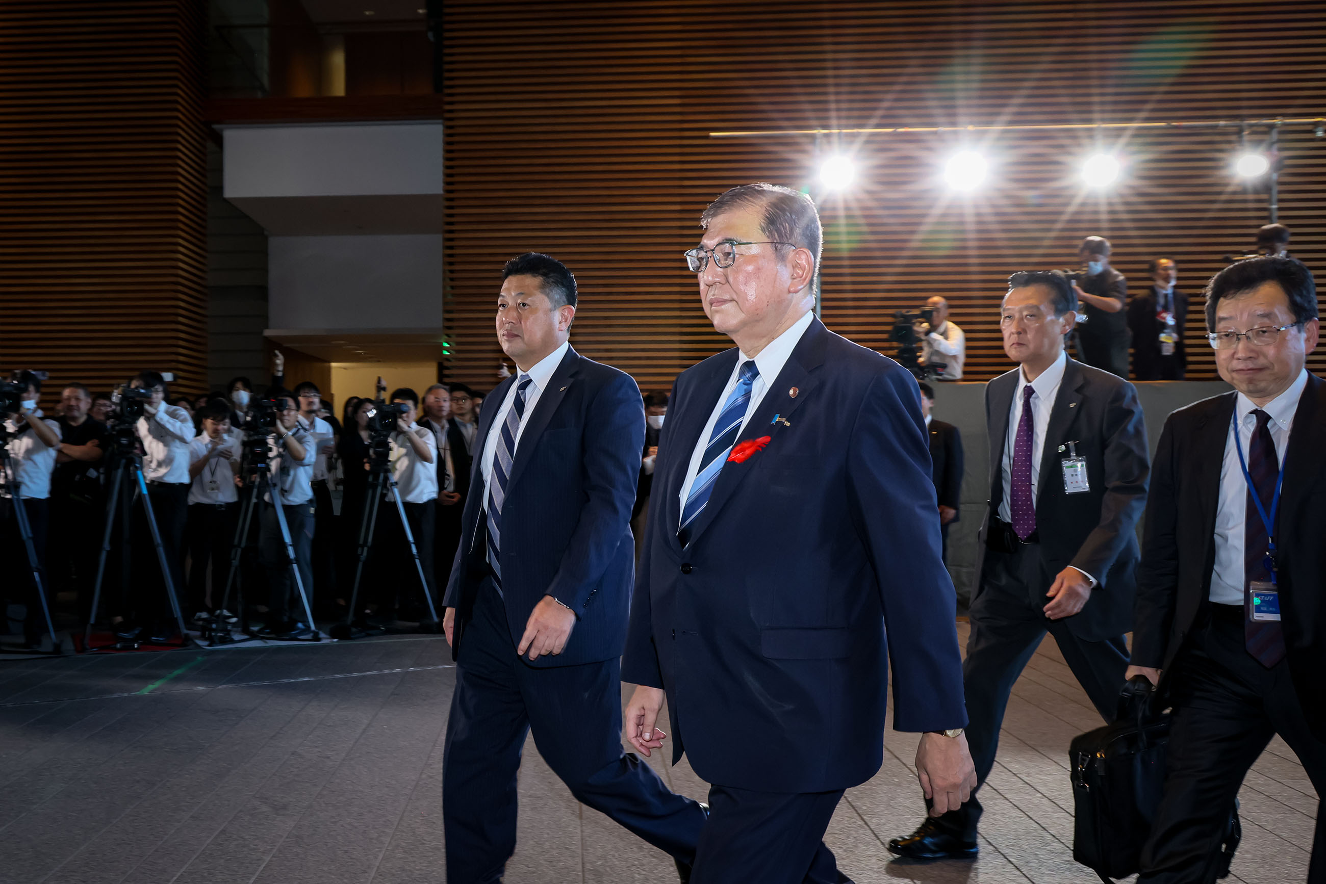 石破首相抵达官邸1