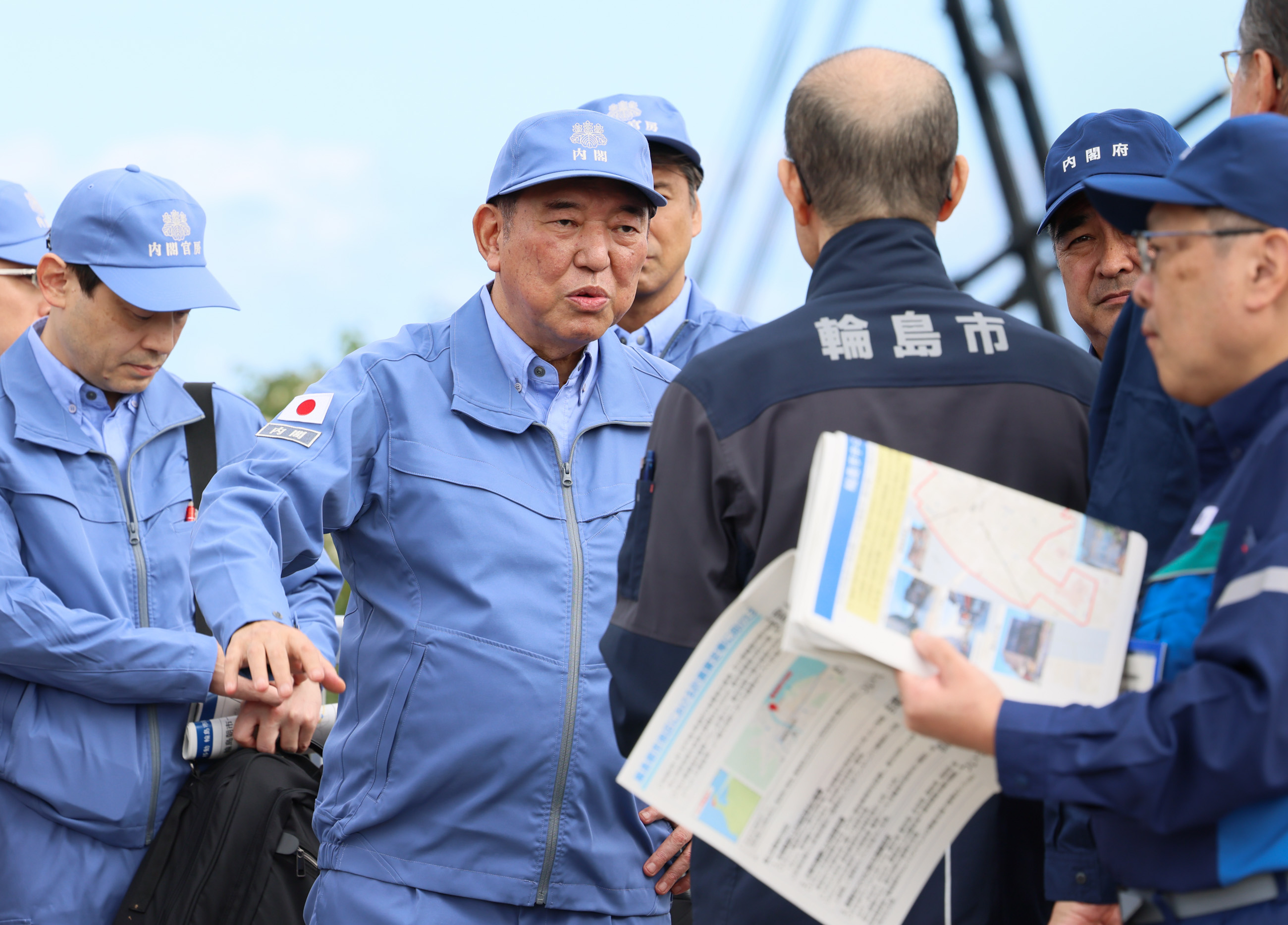 石破首相视察轮岛早市地震火灾现场3