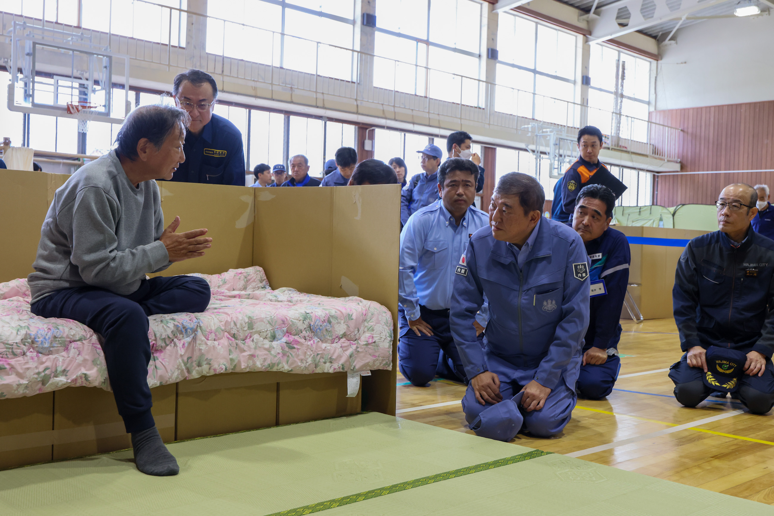 石破首相访问凤至小学的避难所2