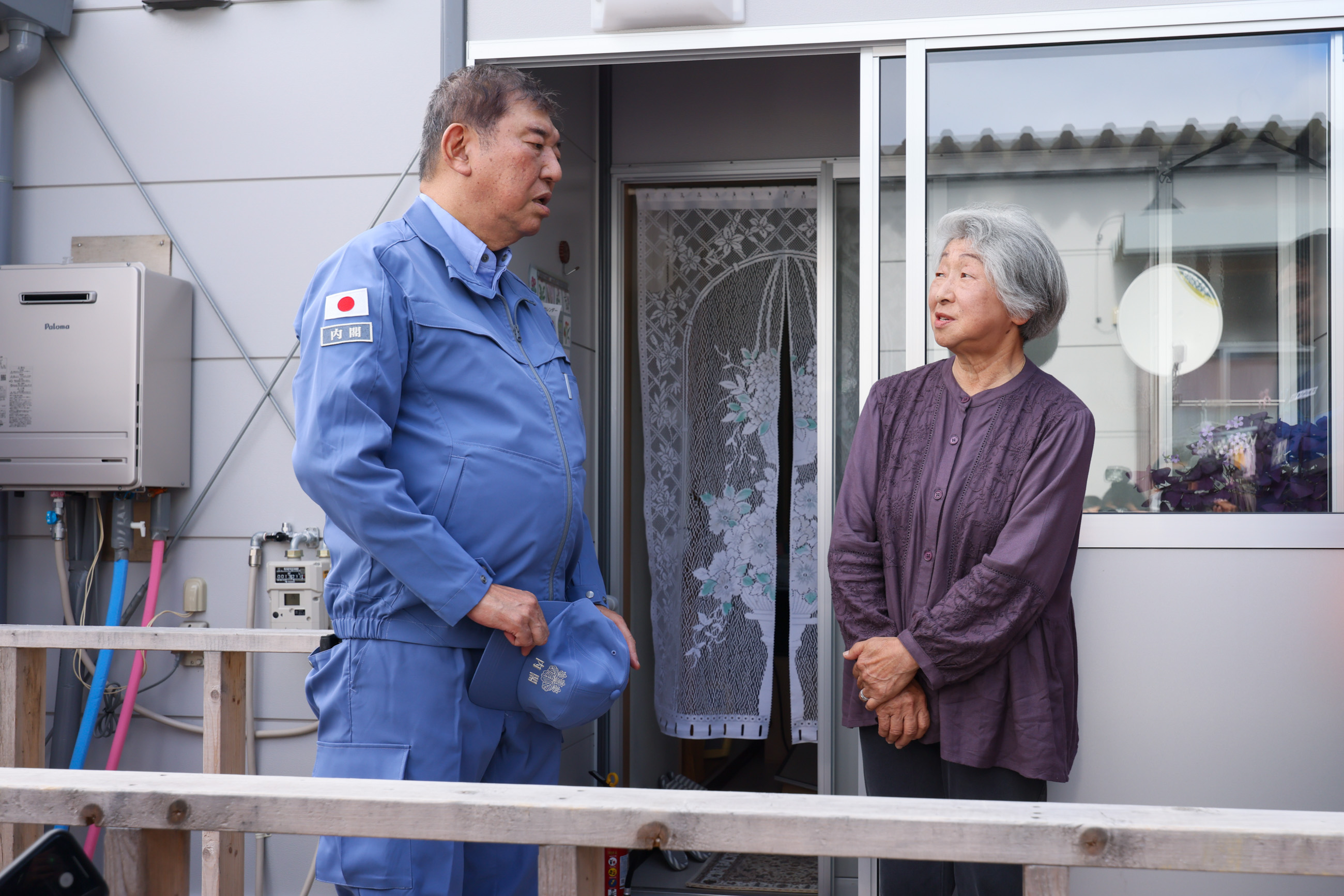 石破首相访问上户小学因暴雨导致浸水的临时住宅4