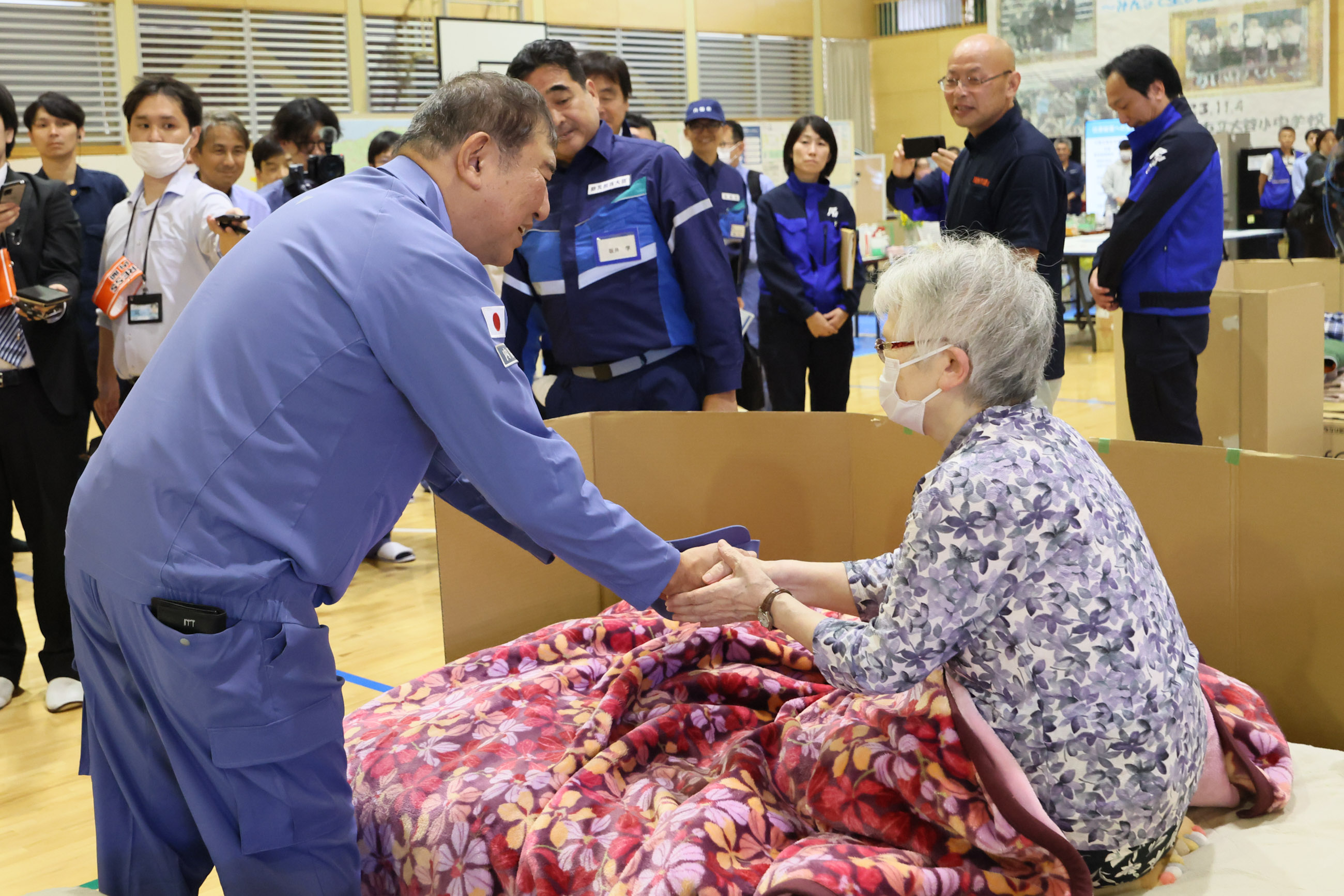 石破首相访问大谷小中学校的避难所4