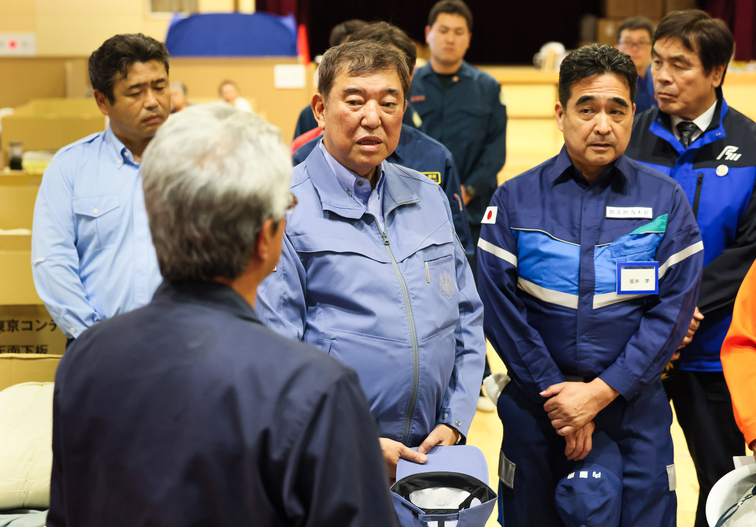 石破首相访问大谷小中学校的避难所5