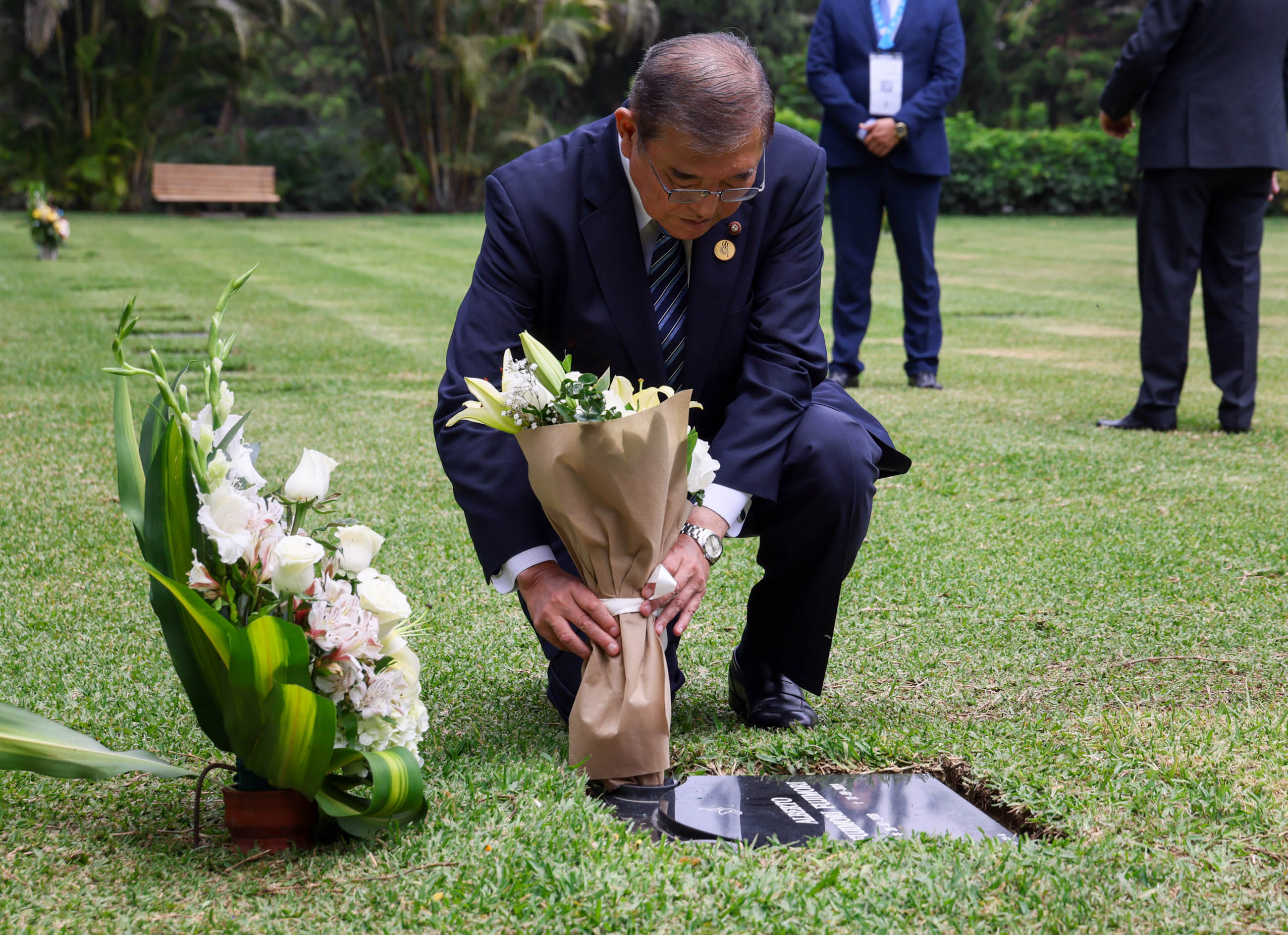 石破首相向已故前藤森总统的墓地献花2