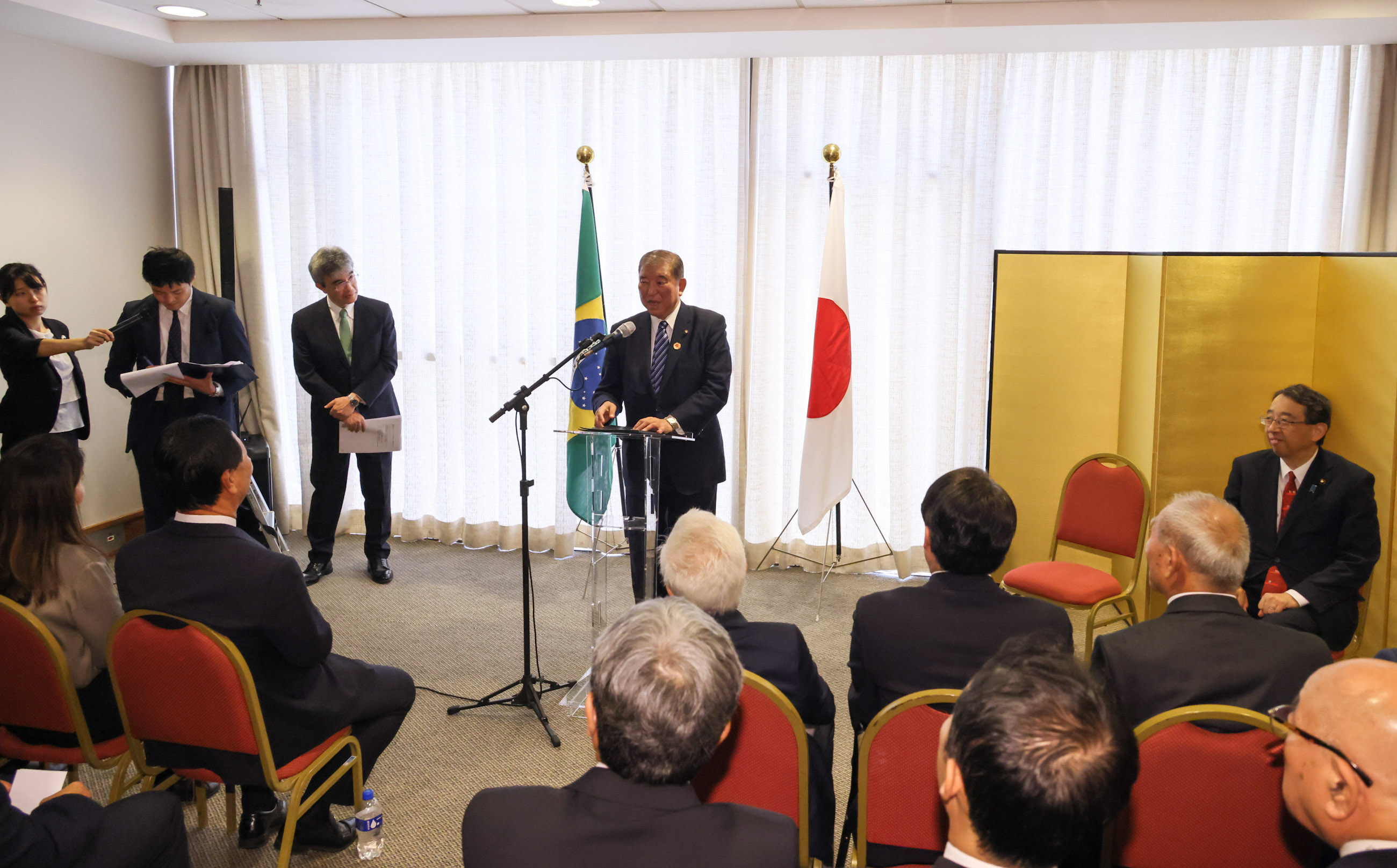 石破首相与在里约热内卢的日裔居民和日本人交流2