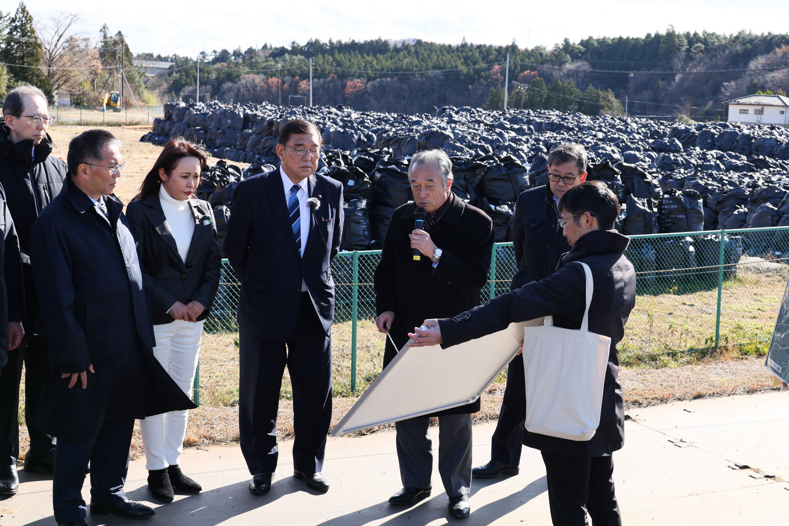 石破首相视察双叶町的去污土壤临时堆放场2