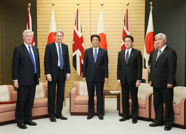 安倍总理在总理大臣官邸接受了英国外交及联邦事务大臣哈蒙德以及英国国防大臣法伦的拜会。