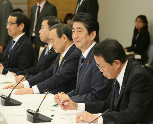 安倍总理在总理大臣官邸出席了有关每月例行经济报告等的相关阁僚会议。