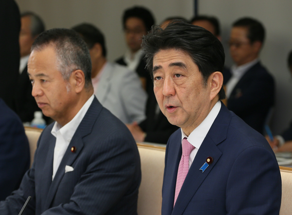 安倍总理在总理大臣官邸召开了2015年第8次经济财政咨询会议。