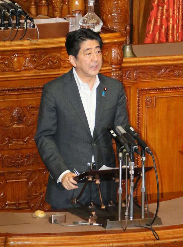 安倍总理出席了参议院全体会议。