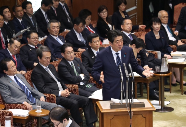 安倍总理出席了参议院预算委员会。