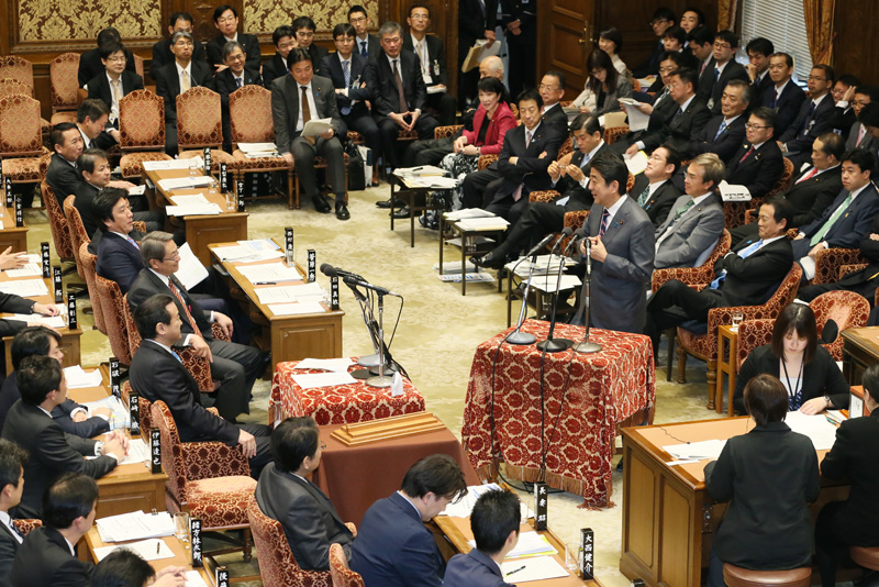 安倍总理出席了众议院预算委员会。