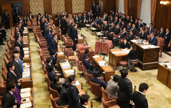 安倍总理上午出席了众议院预算委员会，下午出席了众议院财务金融委员会及众议院全体会议。