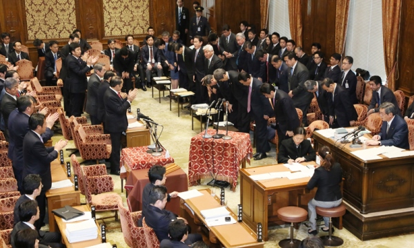 安倍总理上午出席了众议院预算委员会，下午出席了众议院财务金融委员会及众议院全体会议。