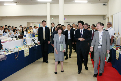 安倍总理视察了在东京都内举行的全国监狱作业产品展销会（第59届全国矫正展）。