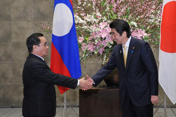 安倍总理在总理大臣官邸与老挝人民民主共和国总理通邢•塔马冯举行了首脑会谈等。