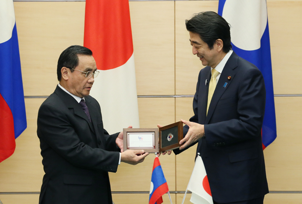 安倍总理在总理大臣官邸与老挝人民民主共和国总理通邢•塔马冯举行了首脑会谈等。