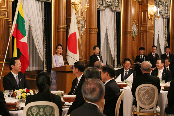 安倍总理在迎宾馆赤坂离宫与缅甸联邦共和国的国家最高顾问昂山素季举行了会谈等。