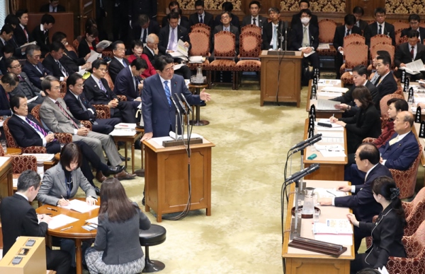 安倍总理出席了参议院预算委员会。