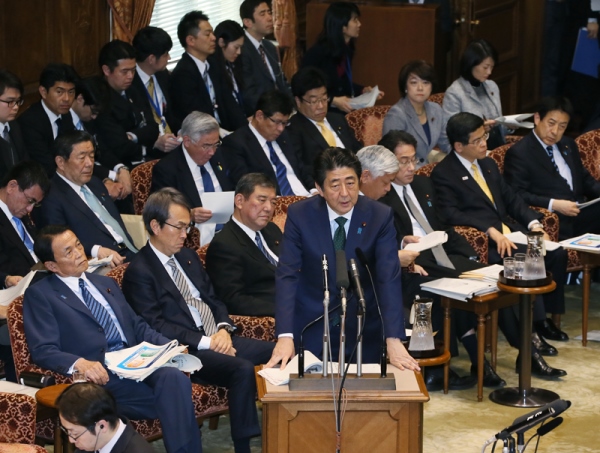 安倍总理出席了参议院预算委员会。