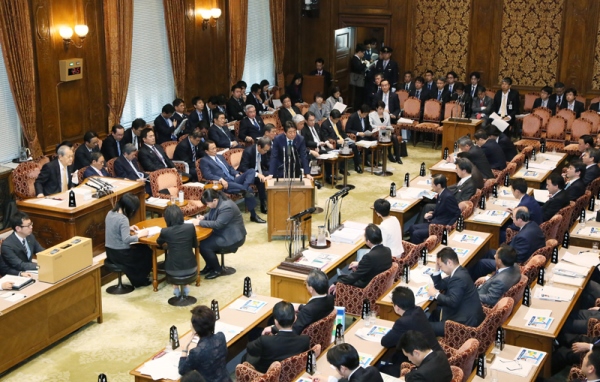 安倍总理出席了参议院预算委员会。