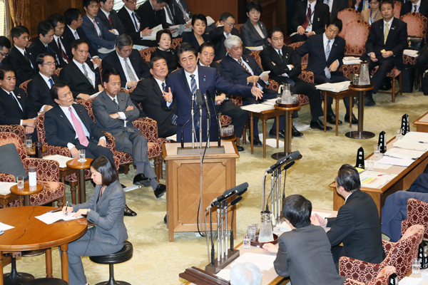 安倍总理出席了参议院预算委员会。