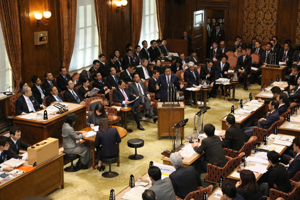 安倍总理出席了参议院预算委员会。