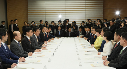 在内阁会议上，决定了第98代安倍总理内阁的大臣政务官。