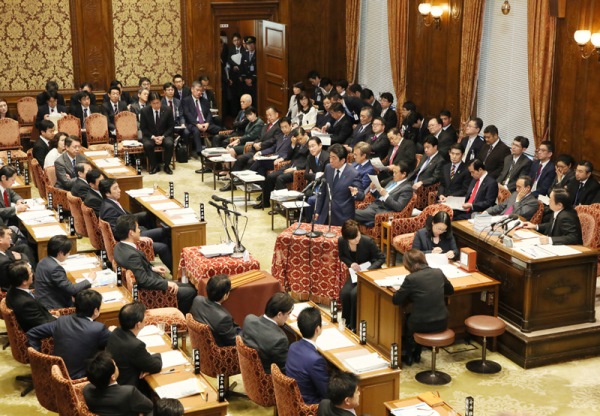 安倍总理出席了众议院预算委员会。