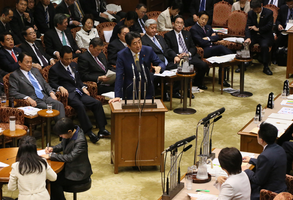 安倍总理出席了参议院预算委员会。