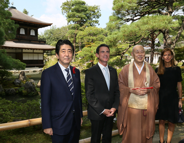 安倍总理与法国总理瓦尔斯访问了京都。